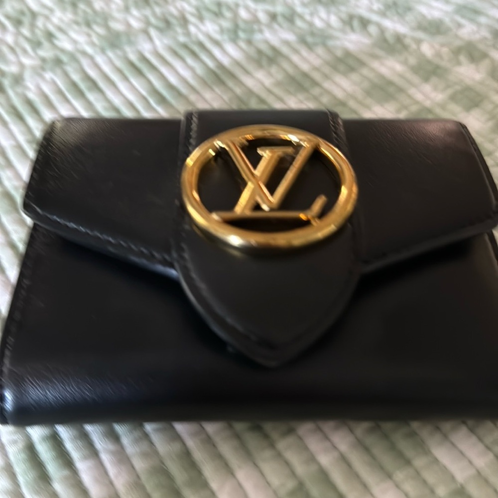 Louie Vittuon wallett. Looks brand new. Black leather